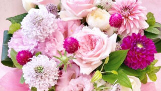 チョンサ・ナグォン フラワーアレンジメント ザオウフラワー | ピオニー菊にレインボーカーネーションを